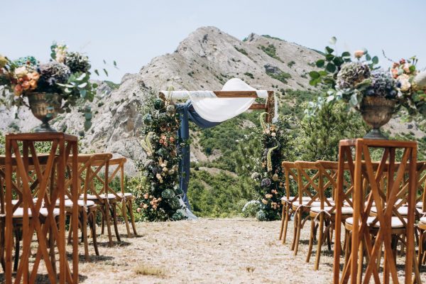 Wedding decoration Beautiful and stylish wedding decoration: wedding arch, wedding flowers, wedding chairs.